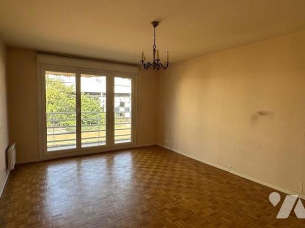 Appartement T3/4 de 70 m² (environ), en centre ville avec une cave et un box en sous-sol sécurisé