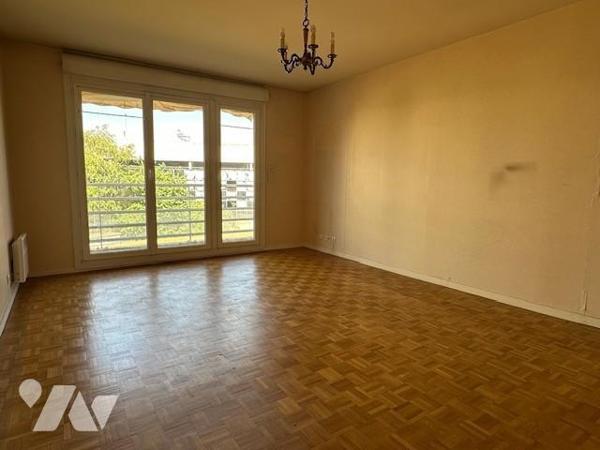 Appartement T3/4 de 70 m² (environ), en centre ville avec une cave et un box en sous-sol sécurisé