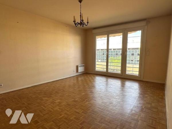 Appartement T3/4 de 70 m² (environ), en centre ville avec une cave et un box en sous-sol sécurisé