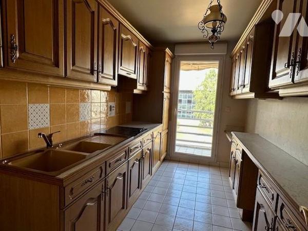 Appartement T3/4 de 70 m² (environ), en centre ville avec une cave et un box en sous-sol sécurisé