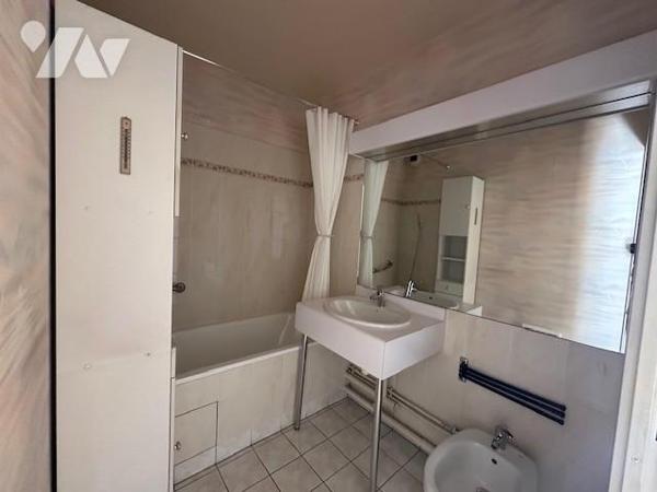 Appartement T3/4 de 70 m² (environ), en centre ville avec une cave et un box en sous-sol sécurisé