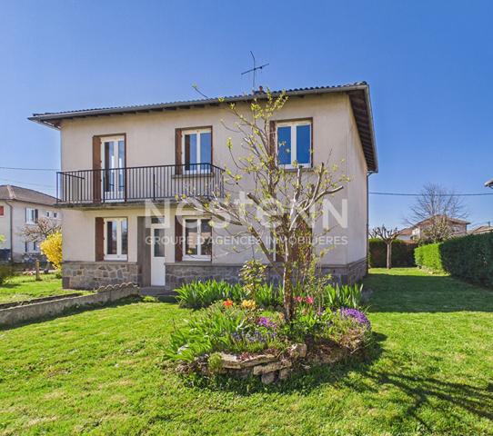 A Saint Paul Des Landes, sur 450 m² de terrain, à vendre maison de type 5 d'une surface de 100 m², avec garage et jardin.