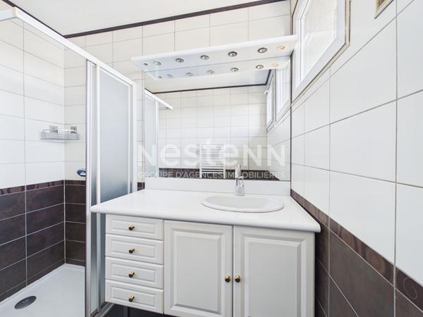 A Saint Paul Des Landes, sur 450 m² de terrain, à vendre maison de type 5 d'une surface de 100 m², avec garage et jardin.