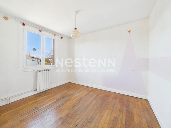 A Saint Paul Des Landes, sur 450 m² de terrain, à vendre maison de type 5 d'une surface de 100 m², avec garage et jardin.