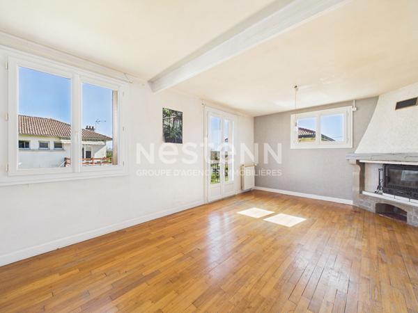 A Saint Paul Des Landes, sur 450 m² de terrain, à vendre maison de type 5 d'une surface de 100 m², avec garage et jardin.