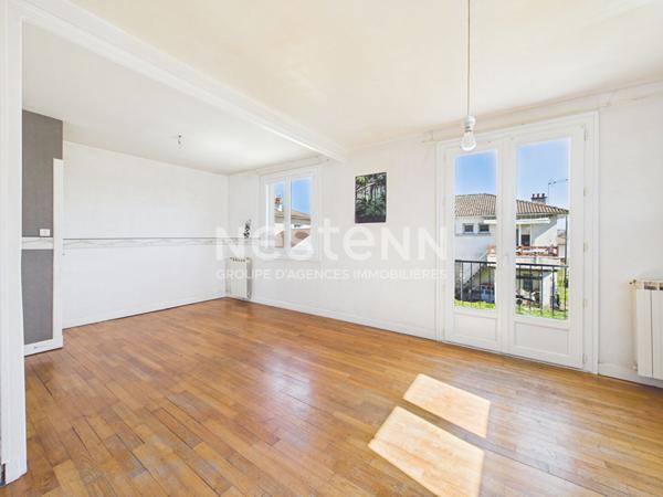 A Saint Paul Des Landes, sur 450 m² de terrain, à vendre maison de type 5 d'une surface de 100 m², avec garage et jardin.