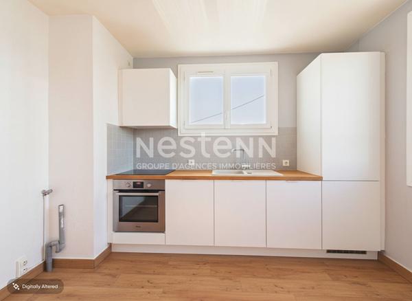 A Saint Paul Des Landes, sur 450 m² de terrain, à vendre maison de type 5 d'une surface de 100 m², avec garage et jardin.