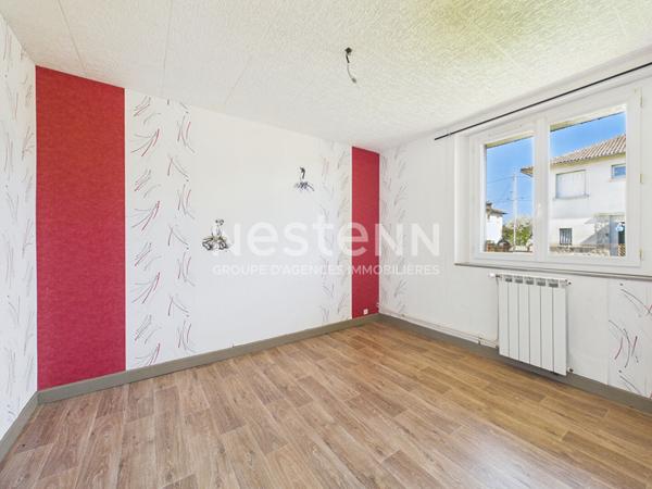 A Saint Paul Des Landes, sur 450 m² de terrain, à vendre maison de type 5 d'une surface de 100 m², avec garage et jardin.