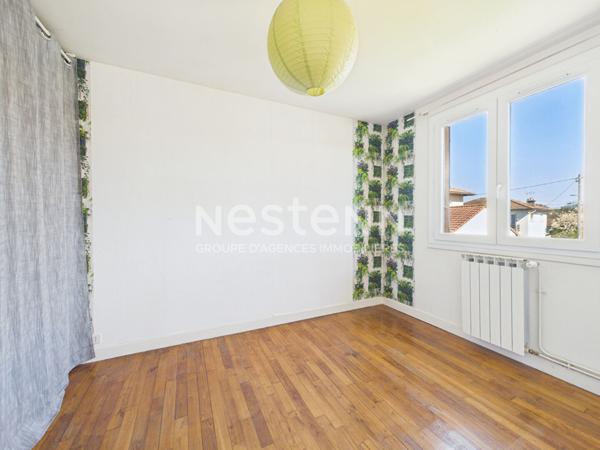 A Saint Paul Des Landes, sur 450 m² de terrain, à vendre maison de type 5 d'une surface de 100 m², avec garage et jardin.