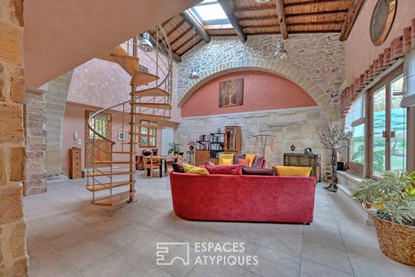 L’élégance d’un ancien chai: Volumes cathédrale et bassin romain