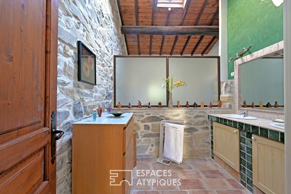 L’élégance d’un ancien chai: Volumes cathédrale et bassin romain