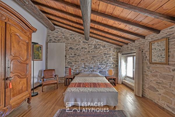 L’élégance d’un ancien chai: Volumes cathédrale et bassin romain