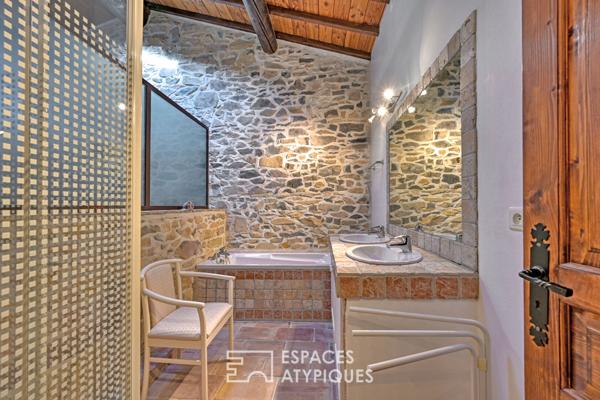 L’élégance d’un ancien chai: Volumes cathédrale et bassin romain