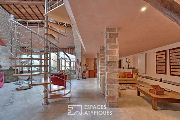 L’élégance d’un ancien chai: Volumes cathédrale et bassin romain