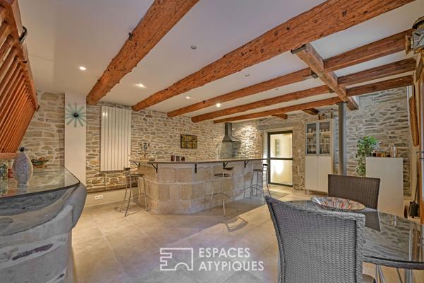 L’élégance d’un ancien chai: Volumes cathédrale et bassin romain