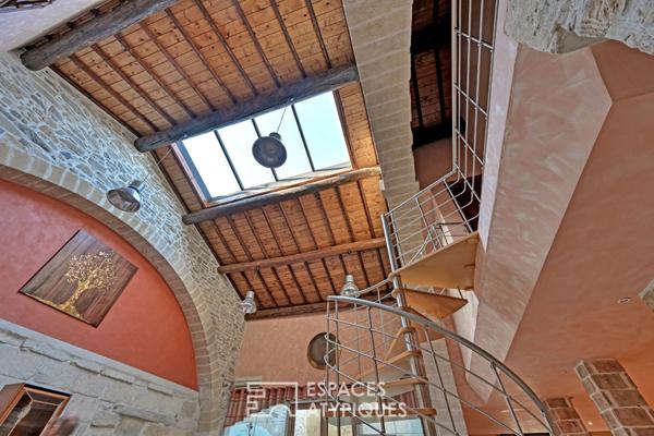 L’élégance d’un ancien chai: Volumes cathédrale et bassin romain