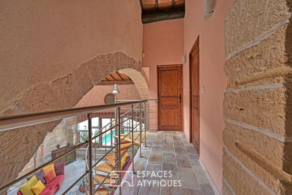 L’élégance d’un ancien chai: Volumes cathédrale et bassin romain