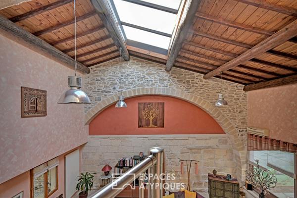 L’élégance d’un ancien chai: Volumes cathédrale et bassin romain