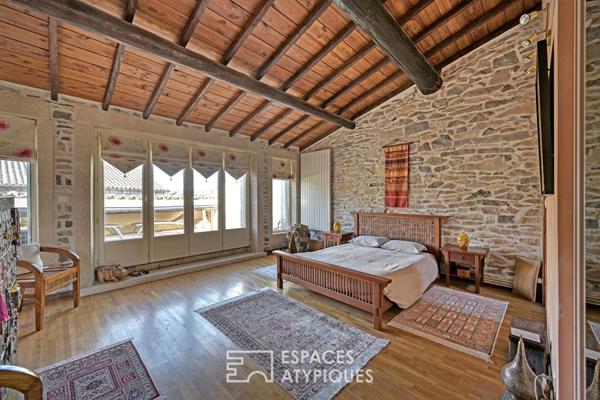 L’élégance d’un ancien chai: Volumes cathédrale et bassin romain