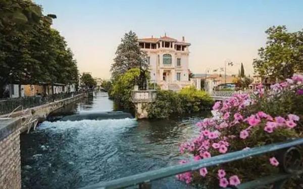 Maison à vendre    5 pièces • 180 m2 L'Isle-sur-la-Sorgue