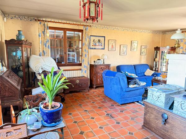 Maison de 1978 de 150 m2, 4 chambres, sous-sol et terrain.