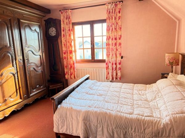 Maison de 1978 de 150 m2, 4 chambres, sous-sol et terrain.