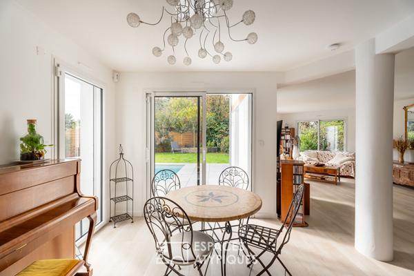 Contemporaine rénovée en coeur de Bourg à 200 m du Golfe du Morbihan