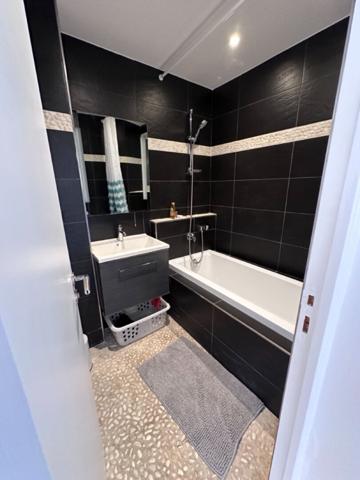 Appartement refait à neuf - deux chambres - 16 ème nord.