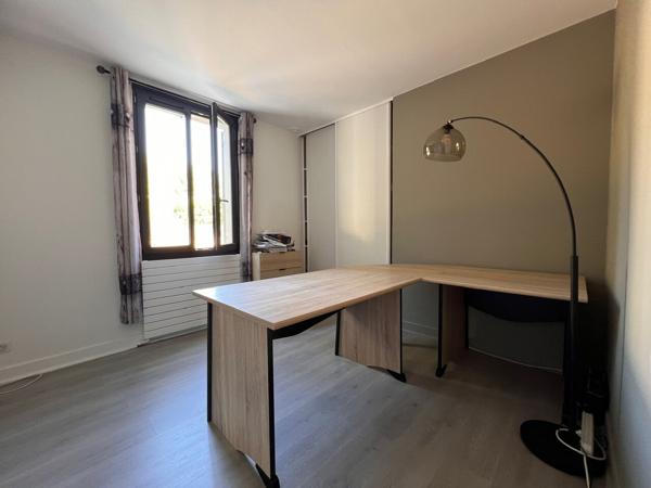 Maison de plain-pied avec un beau parc arboré
