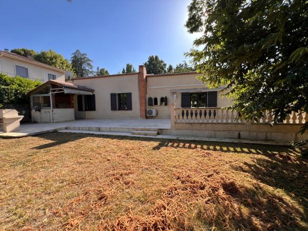 Maison de plain-pied avec un beau parc arboré