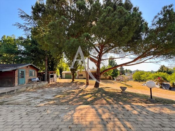 Maison de plain-pied avec un beau parc arboré