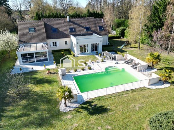 Maison de standing , 300 m2 , avec piscine en lisière de foret