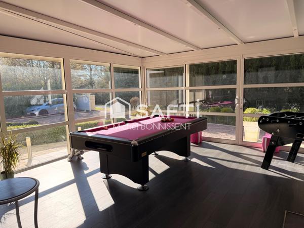 Maison de standing , 300 m2 , avec piscine en lisière de foret