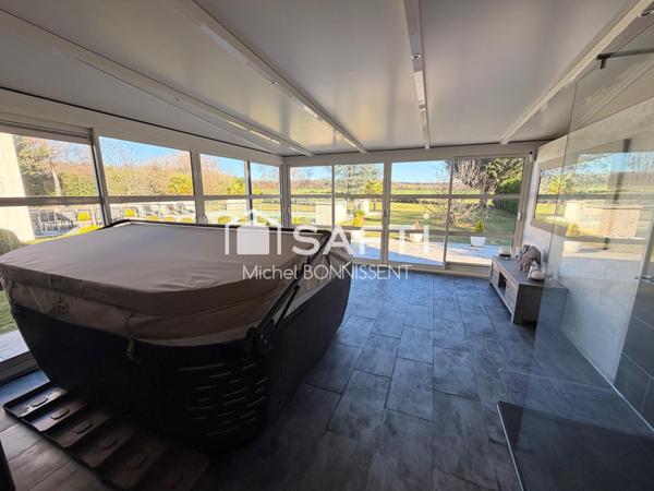 Maison de standing , 300 m2 , avec piscine en lisière de foret