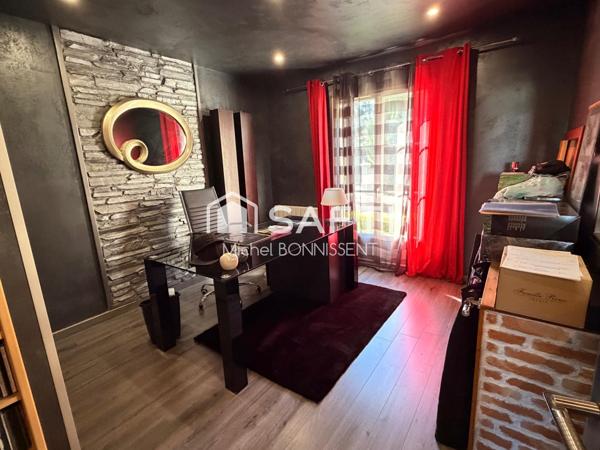 Maison de standing , 300 m2 , avec piscine en lisière de foret