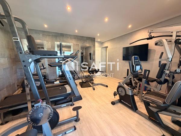 Maison de standing , 300 m2 , avec piscine en lisière de foret