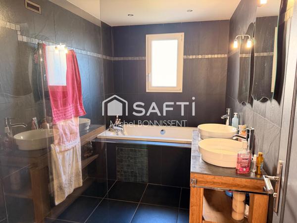 Maison de standing , 300 m2 , avec piscine en lisière de foret