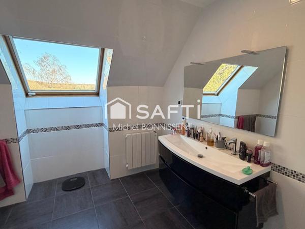 Maison de standing , 300 m2 , avec piscine en lisière de foret