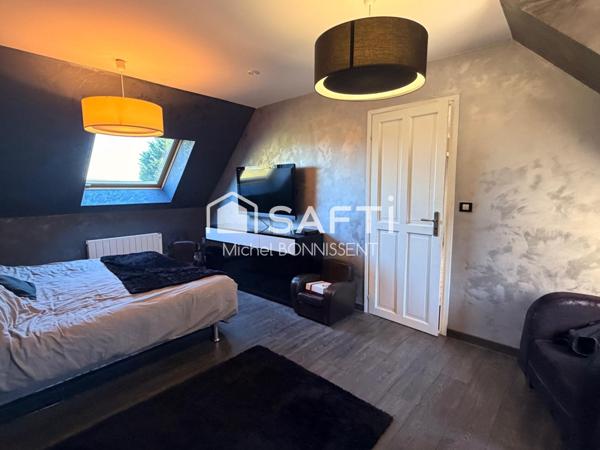 Maison de standing , 300 m2 , avec piscine en lisière de foret