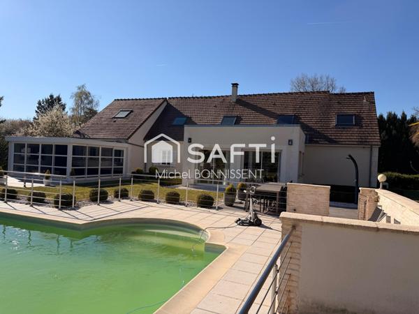 Maison de standing , 300 m2 , avec piscine en lisière de foret