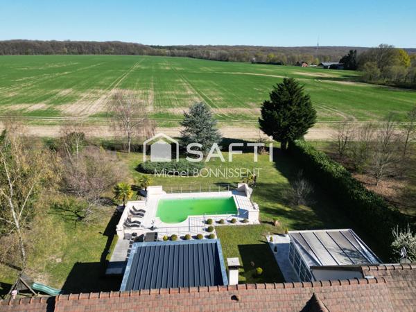 Maison de standing , 300 m2 , avec piscine en lisière de foret