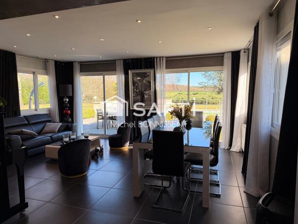 Maison de standing , 300 m2 , avec piscine en lisière de foret