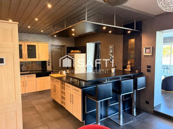 Maison de standing , 300 m2 , avec piscine en lisière de foret