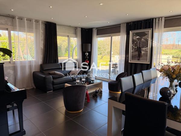 Maison de standing , 300 m2 , avec piscine en lisière de foret
