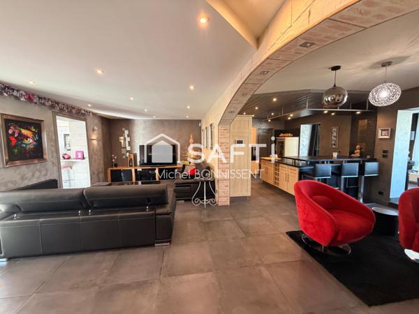 Maison de standing , 300 m2 , avec piscine en lisière de foret