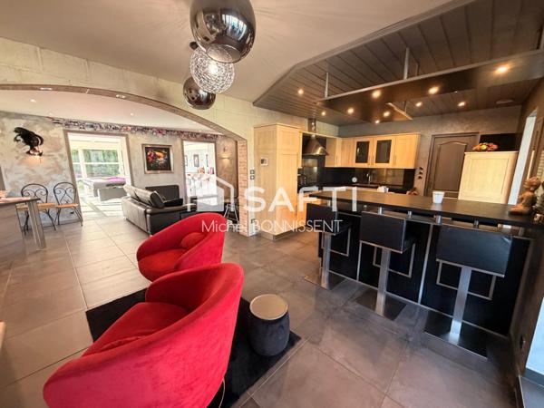 Maison de standing , 300 m2 , avec piscine en lisière de foret