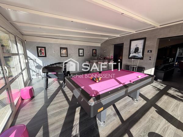 Maison de standing , 300 m2 , avec piscine en lisière de foret