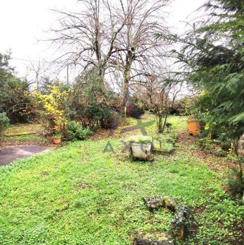 Terrain constructible de 870 m² dans le centre de Coutras