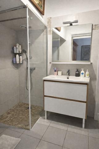 Maison avec appartement indépendant, garage et terrasses, vue Alpilles