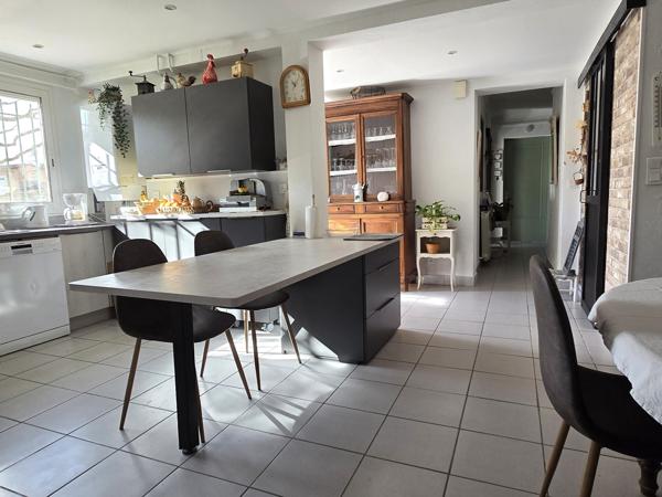 Maison avec appartement indépendant, garage et terrasses, vue Alpilles